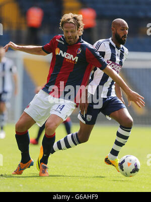 Fußball - Pre-Season Friendly - West Bromwich Albion V Bologna - The Hawthorns. West Bromwich Albions Nicolas Anelka tusselt mit Bolognas Cesare Natali während der Pre-Season Friendly im Hawthorns, West Bromwich. Stockfoto