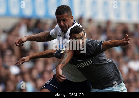 Fußball - vor der Saison freundlich - Tottenham Hotspur / RCD Espanyol - White Hart Lane. Tottenhams Kyle Walker (links) stößt während des Pre-Season Friendly in der White Hart Lane, London, auf Espanyols Simao (rechts). Stockfoto