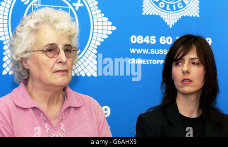 Liz Longhurst und Sua Barnett, die Mutter und Schwester der ermordeten Lehrerin Jane Longhurst, appellieren öffentlich um Informationen bei der Jagd nach dem Mörder des 31-Jährigen im Sussex House, Brighton. * Janes brennender Körper wurde im Wald bei Wiggonholt Common in der Nähe von Pulborough, West Sussex, gefunden. Ein 35-jähriger Mann wurde wegen des Verdachts ihres Mordes verhaftet, teilte die Polizei von Sussex mit. Stockfoto