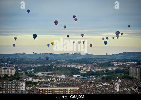Heißluftballons passieren die Stadt Bristol nach dem Start vom Ashton Court Estate, wo die Bristol International Balloon Fiesta 2013 stattfindet, und sehen Ballonpiloten aus der ganzen Welt sich zum viertägigen Festival versammeln. 10/08/13 Stockfoto