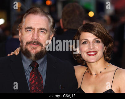 Schauspieler Brian Cox posiert mit seiner Frau Nicole Ansari-Cox im Odeon West End, London, für die UK-Premiere von X-Men 2. Stockfoto