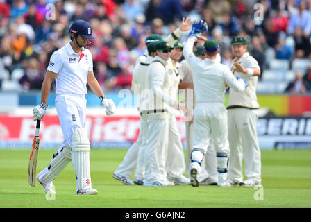 Englands Kapitän Alastair Cook geht davon, nachdem er während des dritten Tages des vierten Investec Ashes Testspiels im Emirates Durham IKG, Durham, von Australiens Brad Haddin hinter sich gebracht wurde. Stockfoto