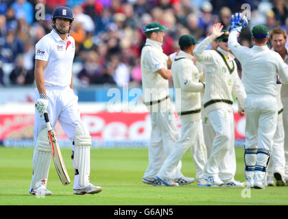 Englands Kapitän Alastair Cook geht los, nachdem er vom australischen Brad Haddin beim Bowling des australischen Ryan Harris am dritten Tag des vierten Investec Ashes-Testspieles beim Emirates Durham ICG in Durham gefangen wurde. Stockfoto