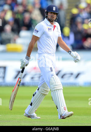 Englands Kapitän Alastair Cook geht los, nachdem er vom australischen Brad Haddin beim Bowling des australischen Ryan Harris am dritten Tag des vierten Investec Ashes-Testspieles beim Emirates Durham ICG in Durham gefangen wurde. Stockfoto