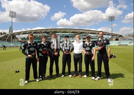 (Von links nach rechts) Jason Roy, Rory Burns, Chief Executive Richard Gould, Arun Harinath, Kapitän Gareth Batty, Gary Wilson und Tim Linley von Surrey am Tag, an dem die fünf Spieler die 2. XI-Kappen erhielten. Stockfoto