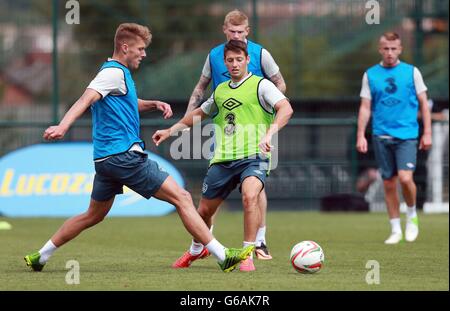 Wes Hoolahan, Irlands Republik, wird von Jeff Hendrick während einer Trainingseinheit im Spytty Park, Newport, herausgefordert. Stockfoto