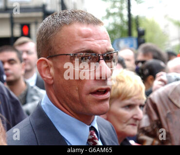 Schauspieler Jean Claude Van Damme nimmt an der Enthüllungszeremonie einer Blue-Plakette des Musicals Heritage Teil, an der Stelle des alten Apple Records-Gebäudes in London, zu Ehren von John Lennon. Stockfoto