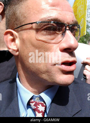 Schauspieler Jean Claude Van Damme nimmt an der Enthüllungszeremonie einer Blue-Plakette des Musicals Heritage Teil, an der Stelle des alten Apple Records-Gebäudes in London, zu Ehren von John Lennon. Stockfoto