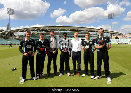 (Von links nach rechts) Jason Roy, Rory Burns, Chief Executive Richard Gould, Arun Harinath, Kapitän Gareth Batty, Gary Wilson und Tim Linley von Surrey am Tag, an dem die fünf Spieler die 2. XI-Kappen erhielten. Stockfoto