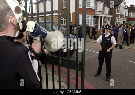 Menschenrechtsaktivisten demonstrieren gegen die Eröffnung der ersten nordkoreanischen Botschaft im Vereinigten Königreich, die offiziell in Ealing, West-London, eröffnet wurde. * Mehr als zwei Dutzend Demonstranten, gekleidet in Skelett-Outfits und Gesichtsmasken, lagerten sich vor der neuen britischen Basis des kommunistischen Staates, um gegen das zu kämpfen, was sie als Menschenrechtsverletzungen in Nordkorea behaupten. Stockfoto