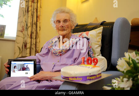 Lily Strugnell von Isle of Wight, die morgen 109 Jahre alt wird, zeigt ihre Facebook-Seite auf ihrem Tablet-Gerät. Stockfoto