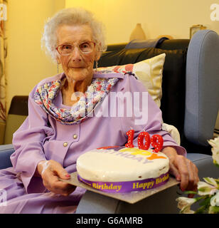 Lily Strugnell von der Isle of Wight, die morgen 109 Jahre alt wird, die sich mit ihrer eigenen Facebook-Seite und einem Tablet-Gerät für Technologie entschieden hat, hält ihren Geburtstagskuchen. Stockfoto