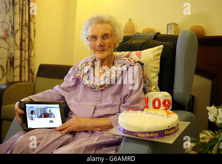 Lily Strugnell von Isle of Wight, die morgen 109 Jahre alt wird, zeigt ihre Facebook-Seite auf ihrem Tablet-Gerät. Stockfoto