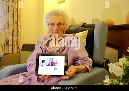 Lily Strugnell von Isle of Wight, die morgen 109 Jahre alt wird, zeigt ihre Facebook-Seite auf ihrem Tablet-Gerät. Stockfoto