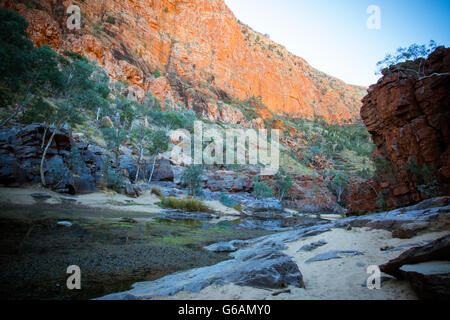 Die beeindruckende Aussicht auf Ormiston Gorge in den West MacDonnell Ranges im Northern Territory, Australien Stockfoto