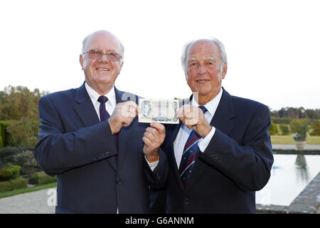 John Woolley (links) und Keith Milner, die am Fall des Raubüberfalls des Großen Zuges arbeiteten, bei einer Zeremonie, bei der sie von der derzeitigen Chefin der Thames Valley Police, Constable Sara Thornton, in der Eynsham Hall, Witney, Oxfordshire, gelobt wurden. Stockfoto