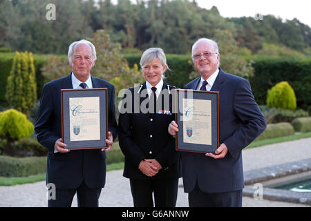 John Woolley (rechts) und Keith Milner, die im Fall des Raubüberfalls Great Train bei einer Zeremonie arbeiteten, bei der sie von der derzeitigen Chefkonfident der Thames Valley Police, Sara Thornton (Mitte), in der Eynsham Hall, Witney, Oxfordshire, lobend begrüßt wurden. Stockfoto