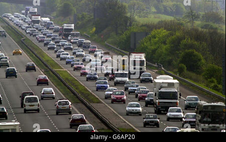 Am Ostermontag wird auf allen drei Spuren der Autobahn M5 in der Nähe von Bristol starker Verkehr in Richtung Norden gefahren, da Urlauber von ihrem langen Wochenendausflug zurückkehren. Stockfoto