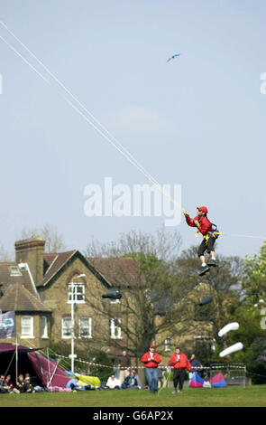 Martin Fossey vom 'Team Adrenalize', der mit diesem 'Flexi Foil Super 10' Drachen beim 6. Streatham Common Kite Day, Streatham Common, 40 Meter in die Luft schoss. Stockfoto