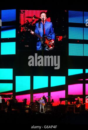 Der ehemalige Beatle Sir Paul McCartney (Mitte) und seine Band treten im Rahmen seiner "Back in the World"-Tour auf der Bühne des Earls Court in London auf. Stockfoto