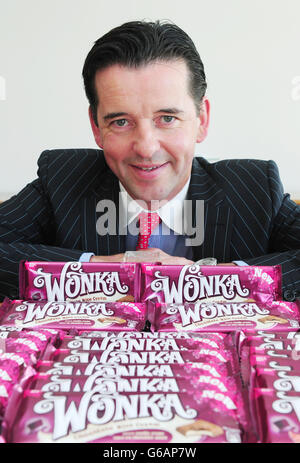 Ciaran Sullivan, Managing Director von Nestle Confectionery UK & Ireland, mit einer Auswahl der neuen Wonka-Schokoladenriegel, die nach einem der berühmtesten fiktiven Konditoreien der Welt, Willy Wonka, benannt wurden. Stockfoto