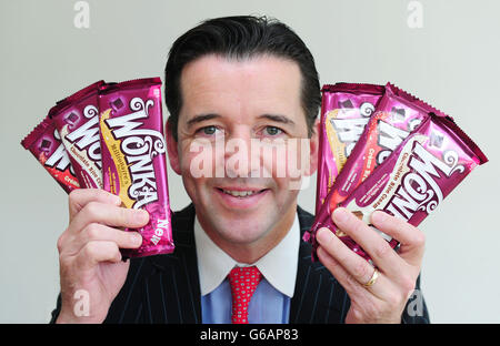 Ciaran Sullivan, Managing Director von Nestle Confectionery UK & Ireland, mit einer Auswahl der neuen Wonka-Schokoladenriegel, die nach einem der berühmtesten fiktiven Konditoreien der Welt, Willy Wonka, benannt wurden. Stockfoto