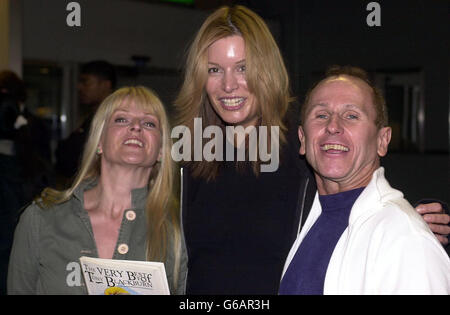 (L-R) Toyah Wilcox, Catalina und Wayne schlafen am Flughafen Heathrow, bevor sie abfliegen, um an einer neuen Serie von "I am A Celebrity Get Me Out of Here" teilzunehmen. Stockfoto