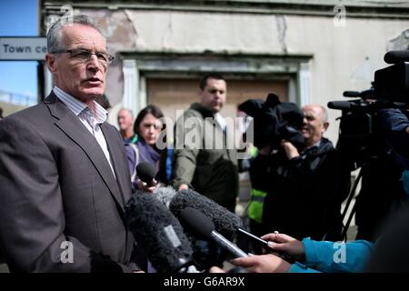 Gerry Kelly von Sinn Fein spricht vor der umstrittenen Parade der IRA-Anhänger mit den Medien in Castlederg, County Tyrone. Stockfoto