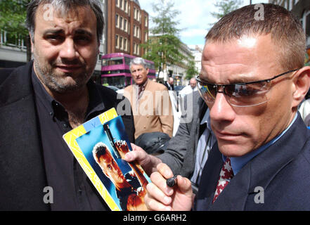 Schauspieler Jean Claude Van Damme gibt Autogramme ab, als er an der Enthüllungszeremonie einer Blue-Plakette des Musicals Heritage teilnimmt, an der Stelle des alten Apple Records-Gebäudes in London, zu Ehren von John Lennon. Stockfoto