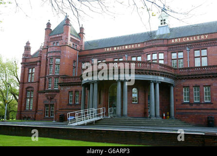 Die Whitworth Gallery in Manchester, wo am Wochenende bei einer Razzia wertvolle Gemälde gestohlen wurden. Die drei Gemälde enthalten die Befestigungen von Paris mit Häusern, die von Vincent Van Gogh im Jahr 1878 gemalt wurde, * .. Armut, gemalt von Pablo Picasso 1903, und Paul Gauguins Tahitian Landscape, gemalt zwischen 1891 und 1893. 18/05/2003: Die Whitworth Gallery, in Manchester, wo drei wertvolle Kunstwerke bei einer Razzia gestohlen wurden. Drei Gemälde, Pablo Picassos Armut, gemalt 1903, Paul Gauguins tahitische Landschaft, datiert 1893, und Vincent Van Goghs Befestigungen von Paris mit Stockfoto