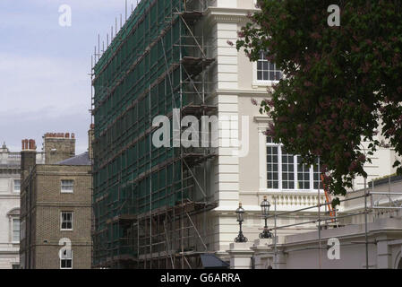 Das Äußere des Clarence House im Zentrum von London, der ehemaligen Residenz von HM the Queen Mother, das teilweise mit einem Gerüst bedeckt ist. * das ehemalige Haus der Queen Mother, Clarence House, wird in Kürze die Londoner Residenz des Prinzen von Wales und seiner Söhne William und Harry sein und wird diesen Sommer für die Öffentlichkeit zugänglich sein. Das Clarence House, in der Nähe der Mall und des Buckingham Palace, war von 1953 bis zu ihrem Tod im letzten Jahr das Zuhause der Queen Mother. Es wird unter der Leitung von Robert Kime, dem Innenarchitekten des Prince of Wales, umfassend renoviert und renoviert. Stockfoto