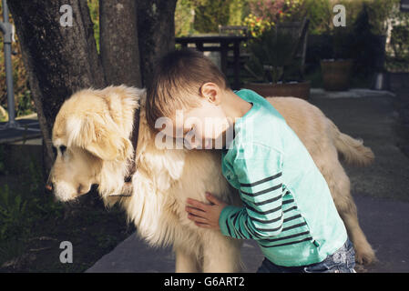 Junge mit Familienhund Stockfoto