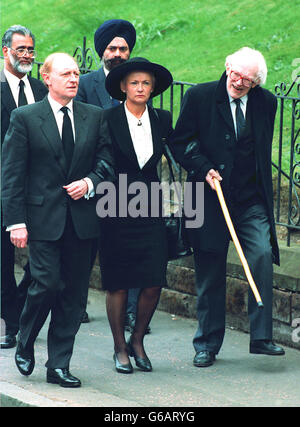 Neil Kinnock und seine Frau Glynnis helfen dem ehemaligen Labour-Führer Michael, den Gedenkgottesdienst für John Smith in der Cluny Parish Church, Edinburgh, zu betreten. Stockfoto