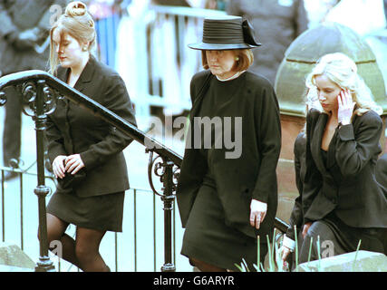 Elizabeth Smith, die Witwe des Labour-Führers John Smith, kommt mit ihren drei Töchtern zur Beerdigung ihres Mannes nach Edinburgh. Stockfoto