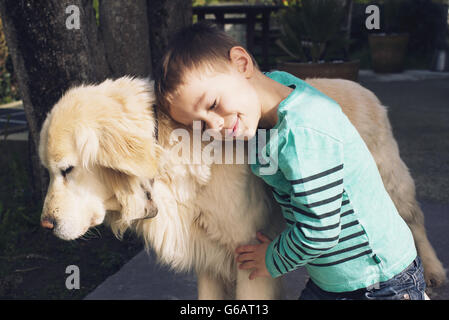 Junge mit Familienhund Stockfoto