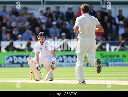 Englands Ian Bell reagiert, nachdem er während des vierten Investec-Ashes-Testspiels im Emirates Durham IKG, Durham, vom australischen Ryan Harris ausgeärtet wurde. Stockfoto