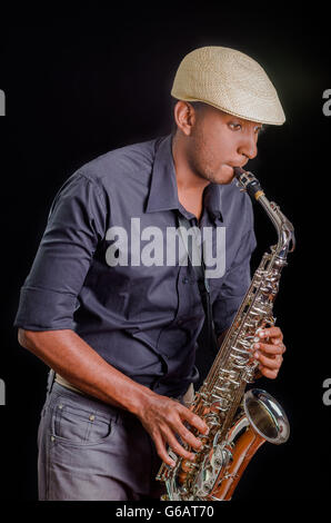 Bei einem dunklen Hintergrund Mann spielt sein Saxophon, Leidenschaft Musik Stockfoto