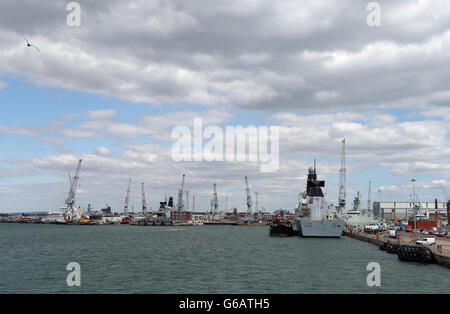 Portsmouth Habour Stock. Eine allgemeine Ansicht von HMS Defender in Portsmouth Stockfoto