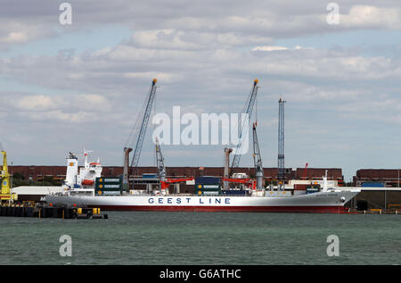 Eine Gesamtansicht eines Containerschiffes in Portsmouth. Eine Gesamtansicht eines Containerschiffes in Portsmouth Stockfoto