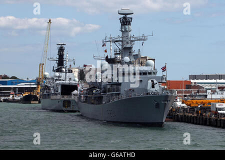 Portsmouth Habour Stock. Eine allgemeine Ansicht der Marineschiffe in Portsmouth Stockfoto