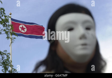 Ein Menschenrechtskämpfer demonstriert gegen die Eröffnung der ersten nordkoreanischen Botschaft im Vereinigten Königreich, die offiziell in Ealing, West-London, eröffnet wurde. * Mehr als zwei Dutzend Demonstranten, gekleidet in Skelett-Outfits und Gesichtsmasken, lagerten sich vor der neuen britischen Basis des kommunistischen Staates, um gegen das zu kämpfen, was sie als Menschenrechtsverletzungen in Nordkorea behaupten. Stockfoto