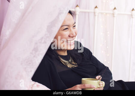 Frau mit Tasse Kaffee entspannen Stockfoto