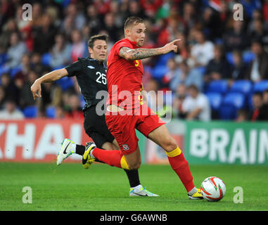 Wales' Jack Collison (rechts) und Wes Hoolahan (links) kämpfen um den Ball während des Internationalen Freundschaftsspiel im Cardiff City Stadium, Cardiff. Stockfoto