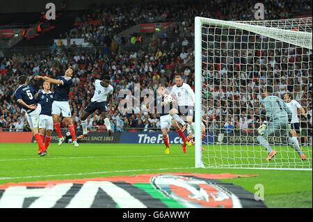 Fußball - Vauxhall International Friendly - England gegen Schottland - Wembley Stadium. Der englische Danny Welbeck schießt seinen Teams das zweite Tor des Spiels Stockfoto