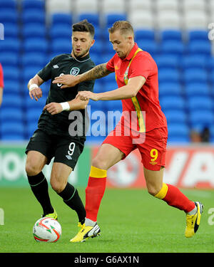 Shane Long (links) und Jack Collison (rechts) der Republik Irland kämpfen beim Internationalen Freundschaftsspiel im Cardiff City Stadium um den Ball. Stockfoto