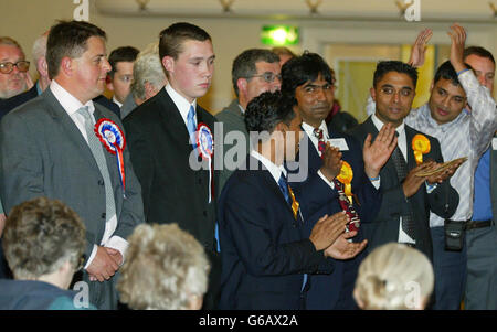 Nick Griffin (ganz links), Vorsitzender der British National Party, nachdem er bei der Zählung im Rathaus von Chadderton in Oldham, Greater Manchester, keinen Sitz im Oldham Council gewonnen hatte. Stockfoto