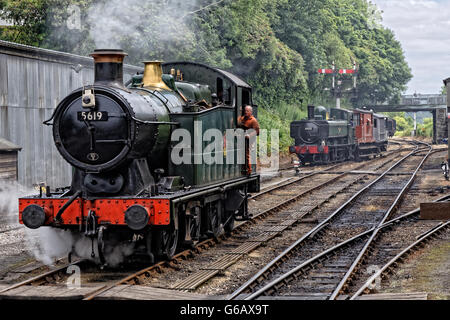 Britische Dampflokomotive 5619 0-6-2 t bei Bodmin und Wenford Railway Station mit Fahrer Fußplatte Stockfoto