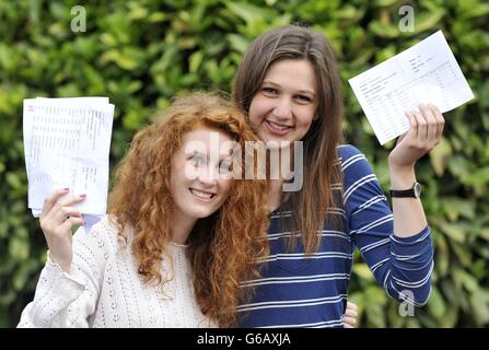 Studenten Eloise Davies (links) von Good Easter, der vier A*s und ein A gewonnen und Jessie Moxom von Brentwood, die drei A*s und zwei A gewonnen und gehen beide an die Cambridge University, feiern Erhalt ihrer A-Level-Ergebnisse in Chelmsford County High for Girls, Chelmsford, Essex. Stockfoto