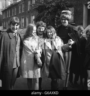 Die amerikanische Popgruppe The Mamas und The Papas in guter Laune auf einer Londoner Straße, nachdem der Fall gegen den 26-jährigen Sänger Cass Elliot abgewiesen wurde, als die Staatsanwaltschaft keine Beweise vor dem West London Magistrate Court anbot. Cass hatte nicht schuldig zu einem Vorwurf der larceny erfreut. (l-r) Denny Doherty, Michelle Gilliam, Sänger Scott McKenzie (nicht in der Band), Cass Elliot und John Phillips. Stockfoto