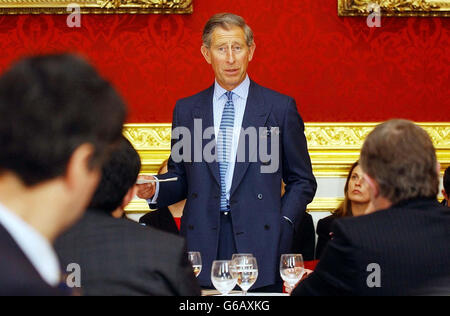 Der Prinz von Wales hält seine Rede während eines Seminars von Leaders of the Business in the Community im St. James's Palace im Zentrum von London. Der Prinz von Wales warnte, dass ländliche Gemeinden immer noch unter "einer der härtesten Zeiten, die je bekannt waren" leiden. *... Charles machte ein leidenschaftliches Plädoyer für etablierte Unternehmen zu unterstützen und zu fördern Unternehmen auf dem Land, wie er Business-Führungskräfte. Stockfoto